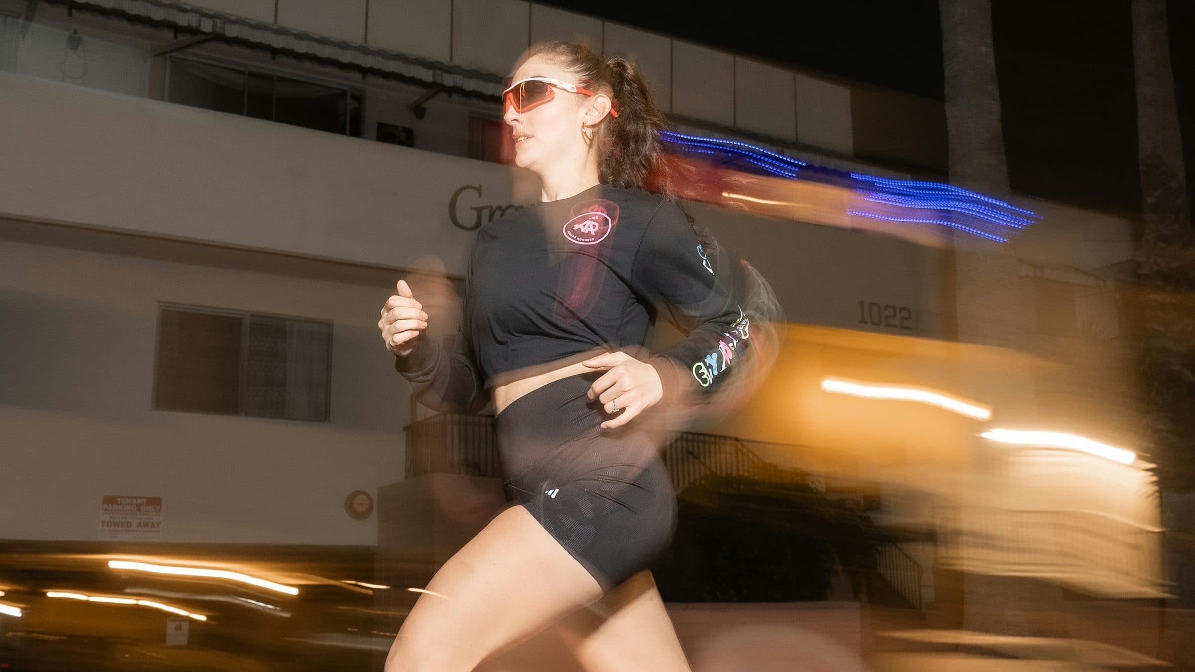 Sprint sur piste d'athlétisme, lumière dure